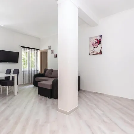 Apartment 2 Bedroom Lovely In