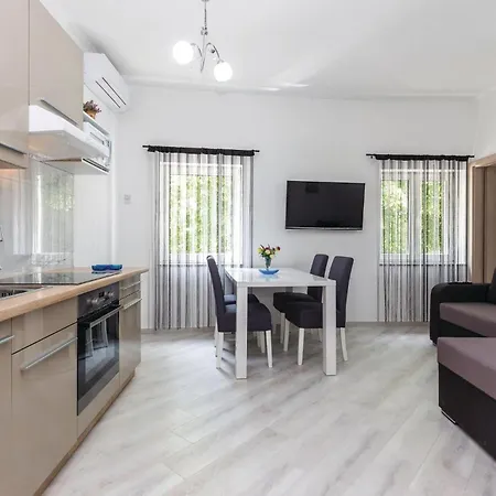 2 Bedroom Lovely In Novi Vinodolski