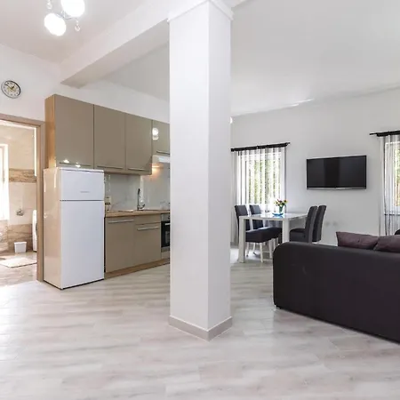Apartment 2 Bedroom Lovely In