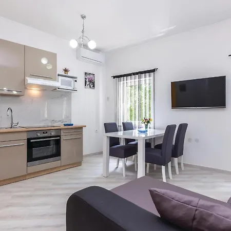 2 Bedroom Lovely In Novi Vinodolski