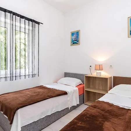 2 Bedroom Lovely In Apartment Novi Vinodolski