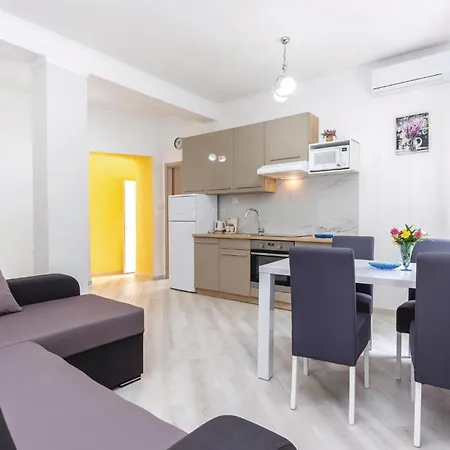 Apartment 2 Bedroom Lovely In